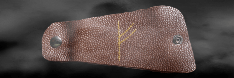 Руна Феху на коже как оберег на удачу